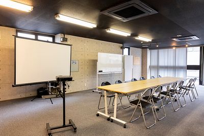 レンタルスペース八女市役所前 20名収容◆パーティー/WEB会議/事務所利用/楽器演奏の室内の写真