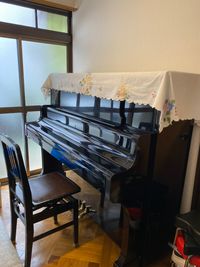 カワイのピアノ
木製仕立て。とても良い音です。 - てらこや maple 平屋古民家3LDKスペースの室内の写真