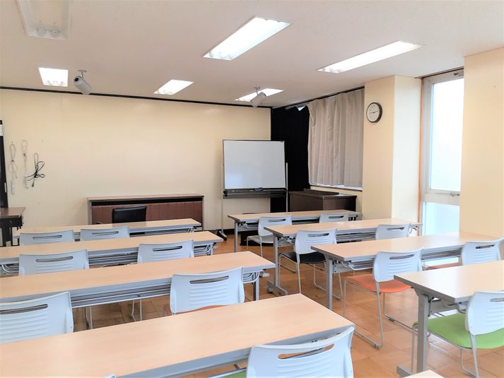 コトナ以後は人数を15名程度以下に制限した配置にしました。視聴覚教室としても利用可 - 東海ビル金沢(高麗会館） セミナールームの室内の写真
