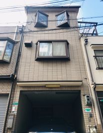 駐車場:アルファード、　ハイエース可能です。 - GBL HOUSE OSAKA 新世界激近/素敵な戸建て貸切/駐車場有の入口の写真