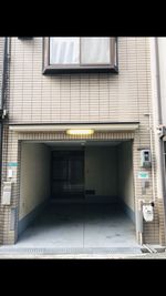 駐車場:アルファード、　ハイエース可能です。 - GBL HOUSE OSAKA 新世界激近/素敵な戸建て貸切/駐車場有の入口の写真