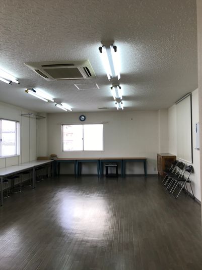 ｽﾍﾟｰｽ全景、会議机2台、木製机4台窓際に配置模様 - スペースMUTO・SOKO　 多目的スペースならここ！(2階）の室内の写真