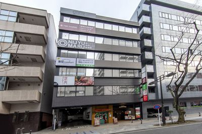 このビルの3階です。1階の「揚州商人」が目印です。 - BIZcomfort新横浜 8名用会議室の外観の写真