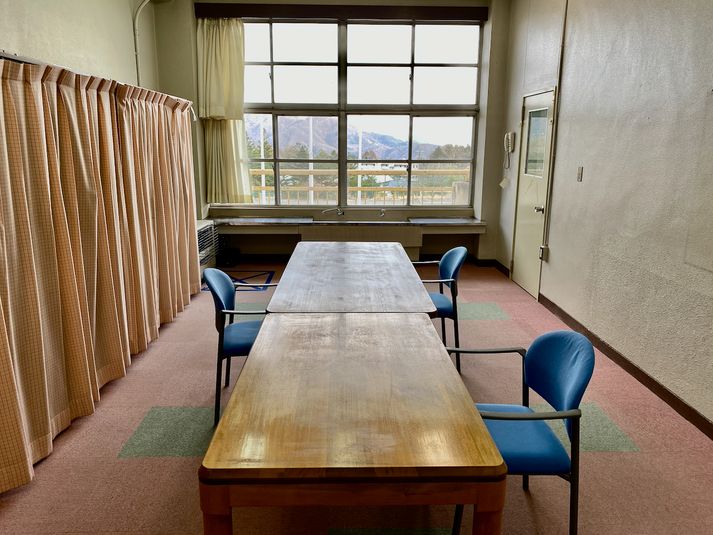 少人数の会議、オンラインミーティングなどに最適なサイズのスペースです - 没頭空間 八ヶ岳コモンズ サイレントルーム（２Ｆ）の室内の写真