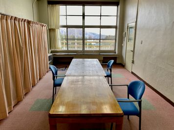 2階にある普通教室の半分の大きさの個室です。zoom会議やオンラインイベントなど貸切で使えます - 八ヶ岳コモンズ