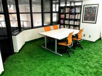 本に囲まれた屋内公園。芝生で気分を変えて - BOOK PARK ちばぎんざ