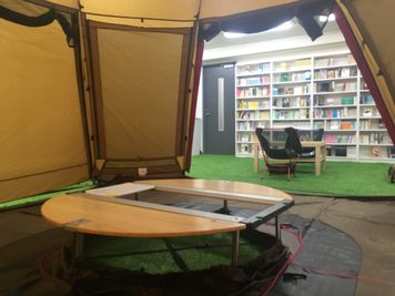 テントの中からのぞくと一面が本に囲まれています。 - BOOK PARK ちばぎんざ 本に囲まれた屋内公園の室内の写真