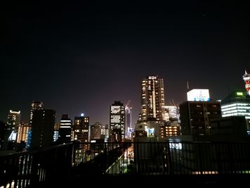 夜はまた違った雰囲気になります。夜景をバックにした撮影にもおすすめです。 - 梅田スカイベース　ソラック  ソラック（Solax）の室内の写真