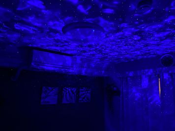 光の色パターンは変えることが出来ます。 - 市川駅前としょかんのうらいちかわ 市川駅前レンタルスペース・サロン・会議室「としょかんのうら市川」の室内の写真