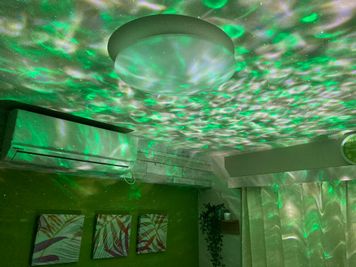 プロジェクターにより幻想的な空間が生まれます。 - 市川駅前としょかんのうらいちかわ 市川駅前レンタルスペース・サロン・会議室「としょかんのうら市川」の室内の写真