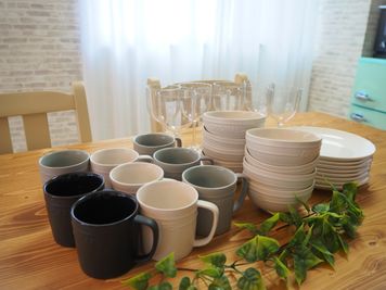 食器、グラス、カトラリーは８セットご用意しています🍸 - サンライズ新宿 サンライズ新宿２１１の設備の写真