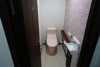 レンタルスペース「A-SPACE」トイレ写真　トイレは２つあり　トイレの手洗い器は自動水栓 - レンタルスペース A-SPACE レンタルスペースの室内の写真