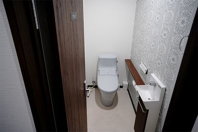 レンタルスペース「A-SPACE」トイレ写真　トイレは２つあり　トイレの手洗い器は自動水栓 - レンタルスペース A-SPACE レンタルスペースの室内の写真