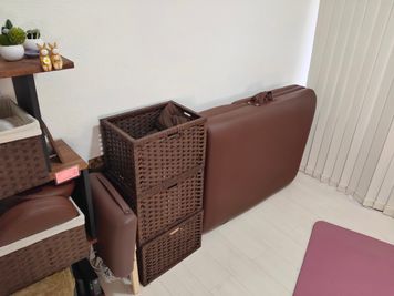 ベットを折りたたんでご利用の際は、ベット下収納のカゴなどもございますので、端に寄せて利用ください。 - hawreaa レンタルサロン、レンタルスペースの設備の写真
