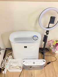 リングライト付き三脚、空気清浄機、CDデッキ、延長コード - 奈良レンタルスタジオLibre 奈良レンタルスタジオリブレの設備の写真