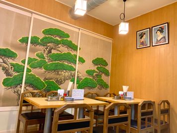 「お好み焼き みかみ」の奥に見える能舞台のような松の襖です。 - MATSUNOMA 松乃間 ワークショップレンタルスペースの入口の写真