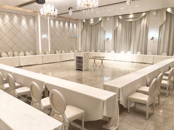 バンケットの隣には専用のキッチンを併設。専属の料理人が、パーティーの進行に合わせて最高のお料理をベストなタイミングでご提供いたします。 - カノビアーノ福岡 アズーロ（会議・パーティー会場）の室内の写真