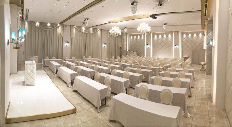 サファイアの輝きをイメージした「AZZURRO（アッズーロ）」。白を基調にした空間に自然光があふれる、明るく華やかなバンケットです。 - カノビアーノ福岡 アズーロ（会議・パーティー会場）の室内の写真