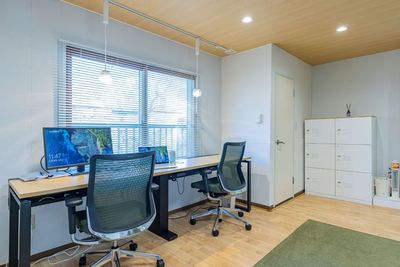 ダイヤル式ロッカー、WiFi、有線LANケーブル、モニター、USB-LAN変換アダプターもご用意 - my place たまプラーザ 田園都市線 駅近のテレワークスペース、ヨガ・バイオリンのレッスンの室内の写真