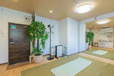 大型鏡、ヨガマットでプライベートレッスン - my place たまプラーザ 田園都市線 駅近のテレワークスペース、ヨガ・バイオリンのレッスンの室内の写真