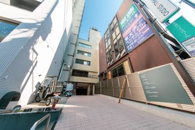 道路から少し奥まったところにあるビルです - 渋谷キッチンスタジオの外観の写真