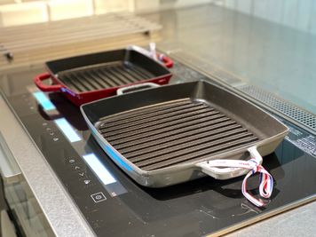 ​お肉調理にも最適なグリルパン
staub ストウブ 「 ピュアグリル スクエア チェリー 23cm＆28cm 」 IH対応 - 恵比寿キッチンレンタルスタジオ Talk Kitchen  恵比寿レンタルキッチンスタジオ /Talk Kitchenの設備の写真