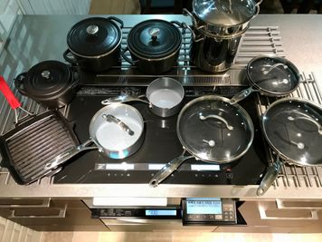 メインダイニングの充実した調理器具
​グリーンパン　フェザーウエイト・ココットラウンド 両手鍋・ヴェニスプロ　エバーシャインシリーズ　フライパン26㎝など - 恵比寿キッチンレンタルスタジオ Talk Kitchen  恵比寿レンタルキッチンスタジオ /Talk Kitchenの設備の写真