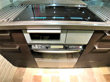 パナソニック   
・ダブルメタル対応IH　３口コンロ
オールメタル加熱時の最大火力が2.6kWのハイパワー
・IH＆遠赤 Wフラット ラクッキングリル - 恵比寿キッチンレンタルスタジオ Talk Kitchen  恵比寿レンタルキッチンスタジオ /Talk Kitchenの設備の写真