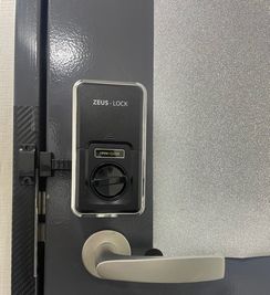 タッチキー状況　③

扉の内側です。

オートロック式で扉が閉まると自動で施錠します。
出入りの際はボタン（OPEN|CLOSE)を押せば開錠します。
 - Oasis オアシス  301の入口の写真