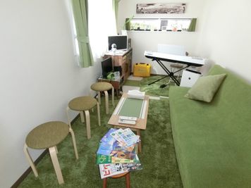 白と緑を基調とした落ちつきあるスペースです。壁を使ってプロジェクターの投影もできます - グリーンオアシス レンタルスペース・音楽練習場の室内の写真