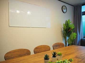 市ヶ谷会議室shiro 会議やテレワークに最適な貸会議室の室内の写真