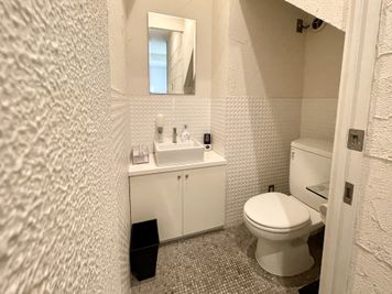 トイレはスペース出入口から3秒のところにあります！ - Funshare　浅草橋 【座席レイアウト自由】多目的スペース！会議や展示会、イベントなどの室内の写真