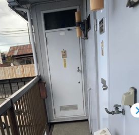 階段上がって奥の部屋です。 - Oto Space 本厚木の入口の写真