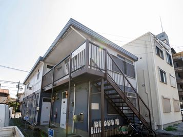 １階が理髪店の青いアパート - Oto Space 本厚木の外観の写真