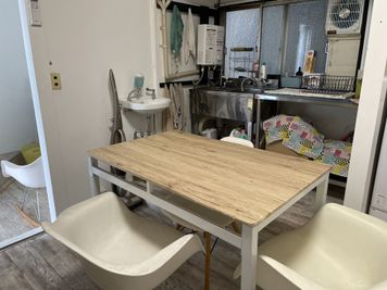 テラス5階の階下の4階にキッチンがあります。冷蔵・冷凍庫もご利用いただけます。まな板・包丁・トング・菜箸・ワインオープナー・基本調味料は無料貸し出ししています。 - ヴィネリア・ピンコパリーノ ルーフトップオープンスペースの室内の写真