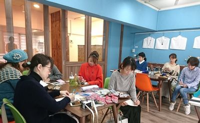 講座風景 - 北欧スタイルCOCOflap江坂 【御堂筋線江坂駅５分！２０名利用可能】完全個室レンタルスペースの室内の写真