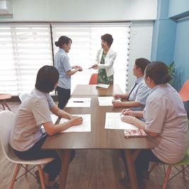 企業研修 - 北欧スタイルCOCOflap江坂 【御堂筋線江坂駅５分！２０名利用可能】完全個室レンタルスペースの室内の写真