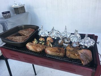 あらかじめご予約いただければお料理もご用意いたします。イタリアンBBQ¥3,300/1人　ゴージャスBBQ￥6,600/1人　トマホークやTボーンも入荷できます - ヴィネリア・ピンコパリーノ ルーフトップオープンスペースの室内の写真