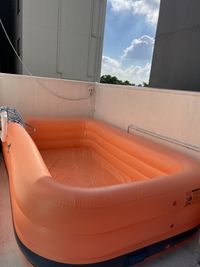プライベートスペースでお子様ものびのびプール遊び！大人が3人脚を伸ばして入れます（有料レンタル¥5,000）サウナとセットで水風呂としても！ - ヴィネリア・ピンコパリーノ ルーフトップオープンスペースの室内の写真