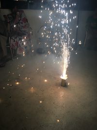 花火は盛り上がりますね！（爆竹・ロケット・打ち上げ花火はNG）5・6月は床を塗り替えたばかりなのでできません。無断で花火をした場合¥10,000のペナルティ - ヴィネリア・ピンコパリーノ ルーフトップオープンスペースの室内の写真