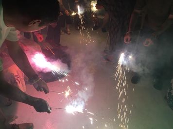 花火もできます。（爆竹・ロケット・打ち上げ花火はNG）5・６月はペンキ塗り換えたばかりで床が美しいのでできません。無断で花火をされた場合¥10,000の罰金 - ヴィネリア・ピンコパリーノ ルーフトップオープンスペースの設備の写真