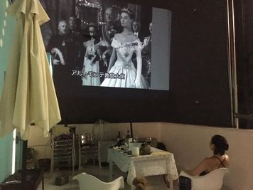 夜は観たい映画や動画を持ち込んでいただくとご覧いただけます。プロジェクターは（有料レンタル¥1,650） - ヴィネリア・ピンコパリーノ ルーフトップオープンスペースの室内の写真