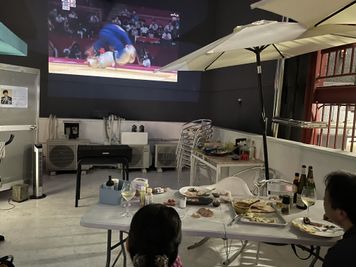 プロジェクター（別途¥2,500）を使い大画面でスポーツ観戦・映画鑑賞も！ - ヴィネリア・ピンコパリーノ ルーフトップオープンスペースの室内の写真