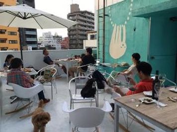 貸切ご利用のない日は、開放していることもあります。おひとり様で遊びにいらしてください（チャージ¥1,500) - ヴィネリア・ピンコパリーノ ルーフトップオープンスペースの室内の写真