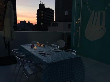 黄昏時も素敵です。ご利用時間は,
近隣のご迷惑にならない8:00~22:00の間です。 - ヴィネリア・ピンコパリーノ ルーフトップオープンスペースの室内の写真