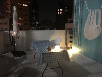夜は22:00まで　15名が最大人数です。それ以上は、騒音対象となるので、NGです。 - ヴィネリア・ピンコパリーノ ルーフトップオープンスペースの室内の写真