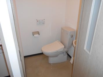 男女兼用トイレが１つ - 第一総合警備保障株式会社 ３階　研修・会議室の室内の写真