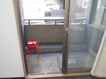 バルコニー
喫煙可 - 第一総合警備保障株式会社 ３階　研修・会議室の室内の写真