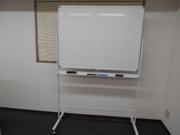 ホワイトボード
キャスター付き　両面使用可　
W1200×H900㎜

 - 第一総合警備保障株式会社 ３階　研修・会議室の設備の写真