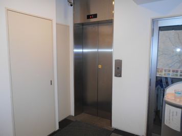 １Ｆ　エレベーター - 第一総合警備保障株式会社 ３階　研修・会議室の入口の写真